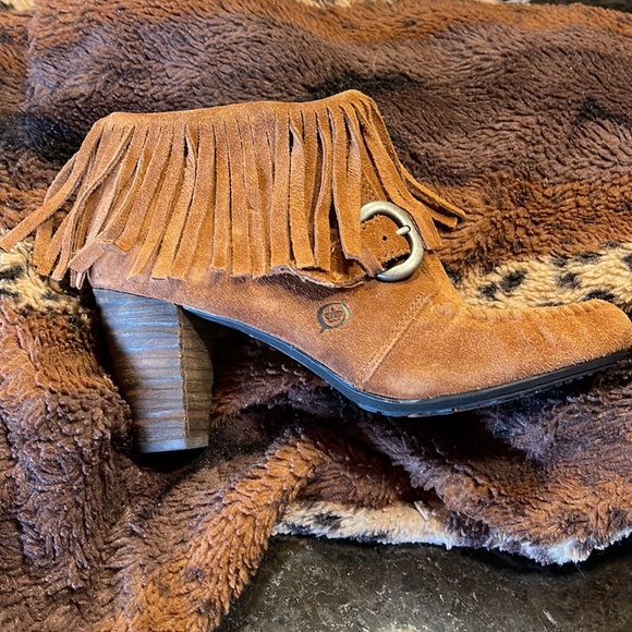 Born Fringe Moccasin Zip Up Booties with Heel - Size 6 - Stylish and Comfortable - Picture 4 of 8